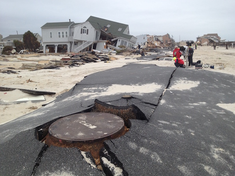 une maison et route détruite par l'ouragan