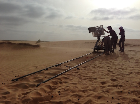 l'équipe filme dans le désert