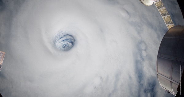 l'œil du cyclone vu depuis un satellite