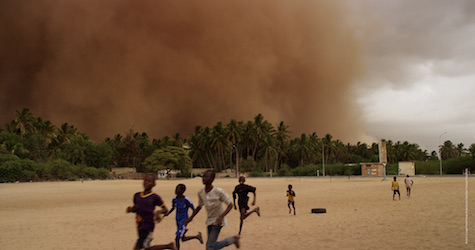 enfants qui courent sur fond de tempête de sable